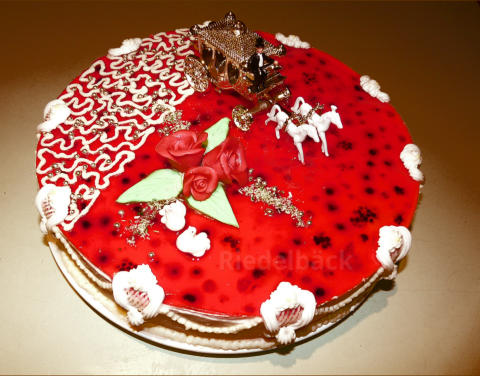 Waldfruchtsahnetorte mit Geleespiegel